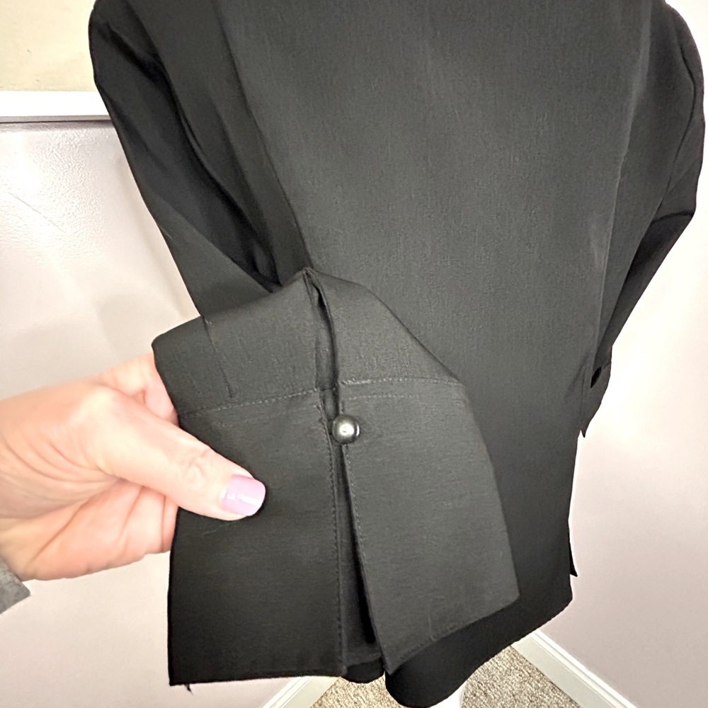 Black 3/4 sleeve v neck button down blouse with collar. Size large - Picture 10 of 10
